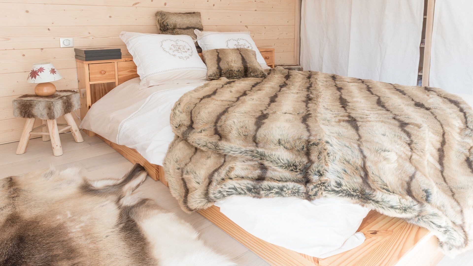 1 habitación, tabla de planchar con plancha y cuna de viaje 