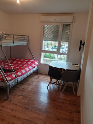 1 chambre, fer et planche Ă repasser, Wi-Fi, draps fournis