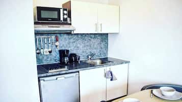 Een koelkast, een microgolfoven, een oven, een kookplaat