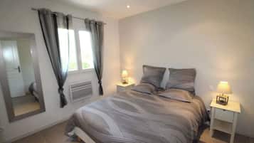 2 bedrooms, iron/ironing board, internet, bed sheets