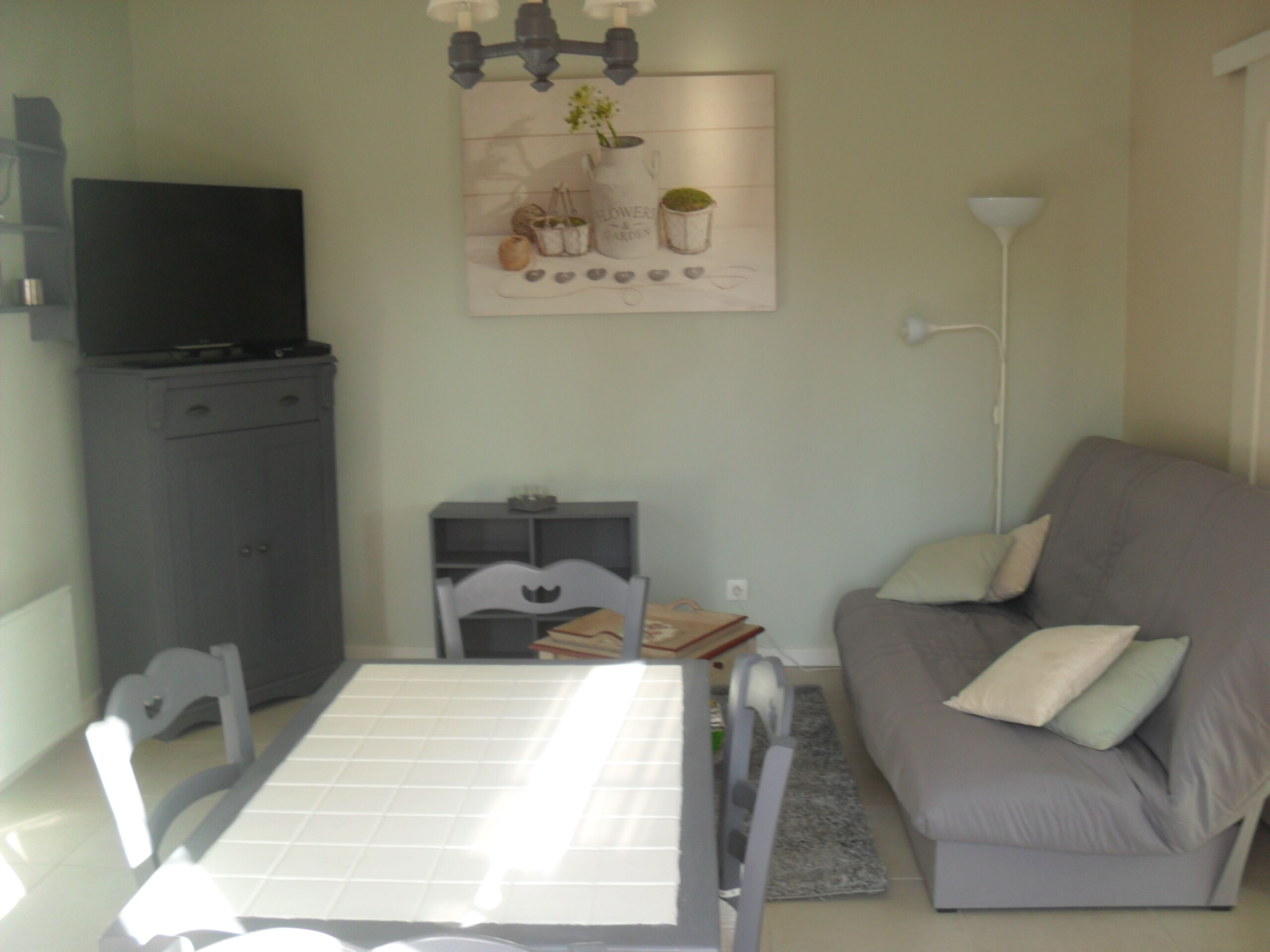 In a large wooded park, close to the sea and at the foot of a dune estate