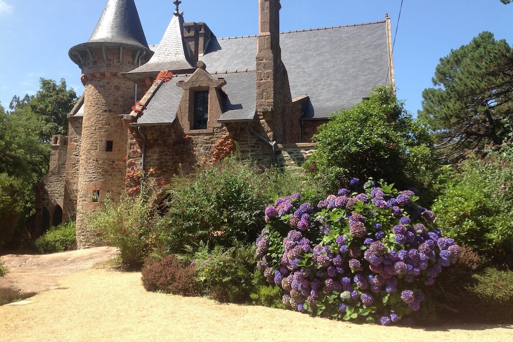 1900 manor house with 3 ha garden, Ploumanach Côte de Granit Rose