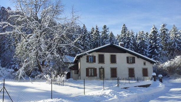 A two-story house with a snow-covered roof and a fenced yard. - Accommodation 4 people garden, quiet, GERARDMER FREE WIFI (Gérardmer)