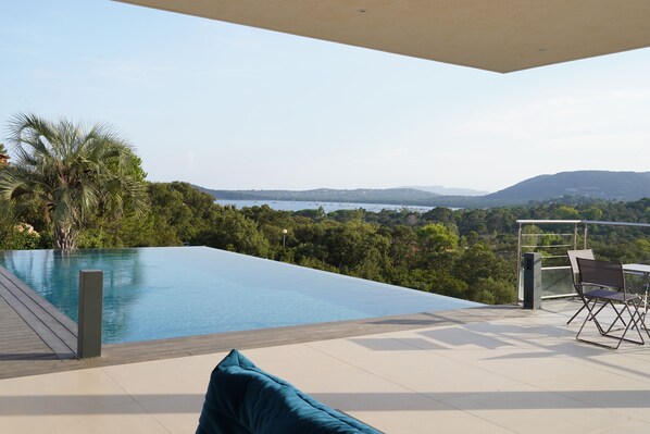 Alberca al aire libre y alberca climatizada