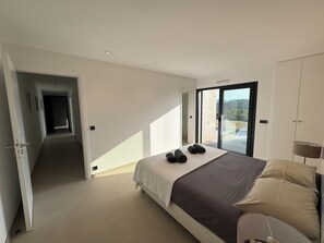 4 bedrooms, iron/ironing board, free WiFi, bed sheets