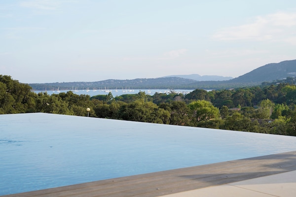 Piscine et vue mer