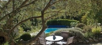Maison en pierre avec piscine privée, au calme, idéal en famille pour visiter.