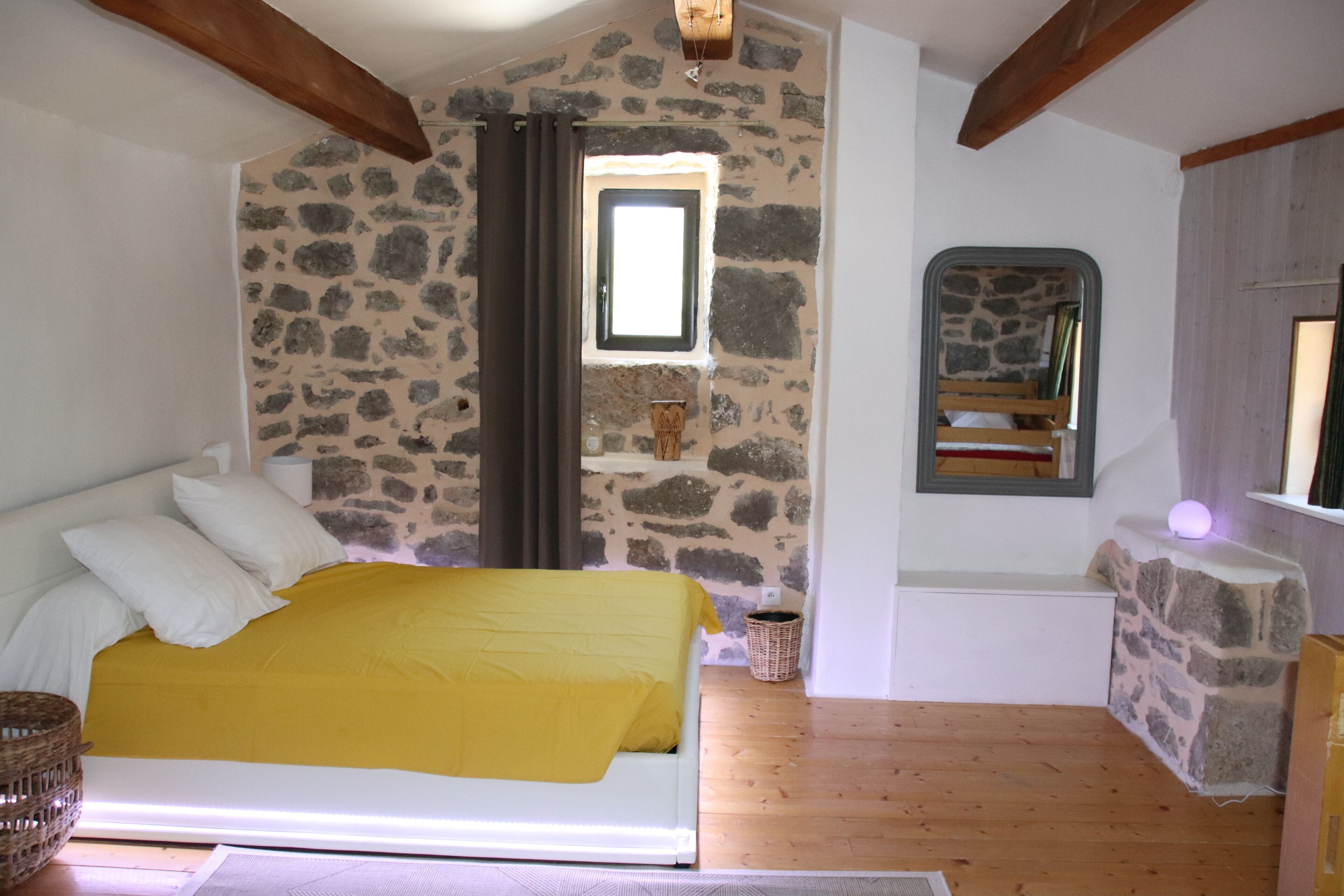 3 chambres, fer et planche à repasser, Wi-Fi, draps fournis