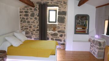 3 chambres, fer et planche à repasser, Wi-Fi, draps fournis