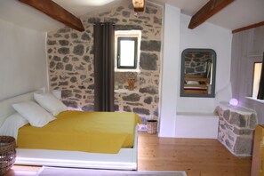 3 chambres, fer et planche à repasser, Wi-Fi, draps fournis