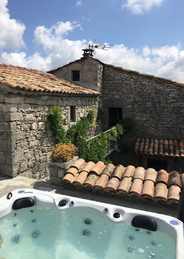Outdoor spa tub