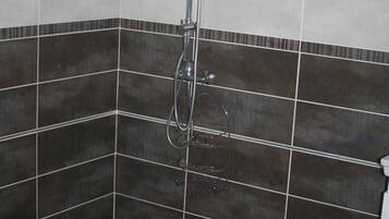 Douche, sèche-cheveux, serviettes fournies, papier toilette