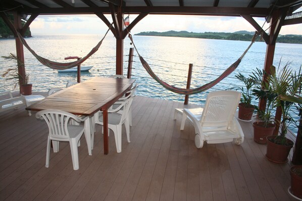 Outdoor dining - Apartment of 190 m2 above the water (La Trinité)