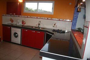 Fridge, microwave, oven, stovetop - Apartment of 190 m2 above the water (La Trinité)