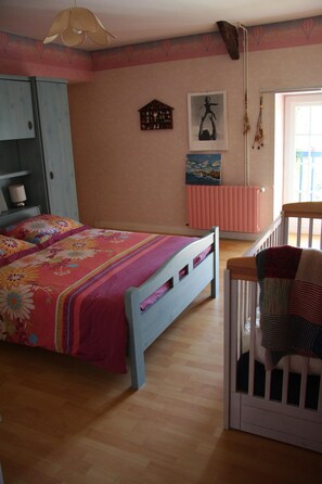4 Schlafzimmer, Schreibtisch, Bügeleisen/Bügelbrett, kostenloses WLAN