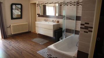 Ensemble douche/baignoire, sĂšche-cheveux, serviettes fournies