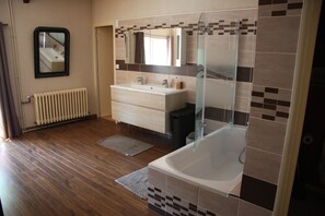 Duschwanne, Haartrockner, Handtücher, Toilettenpapier