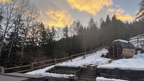 A wooden deck with a hot tub, a wooden staircase, and a snow-covered ground. - Cosy chalet with outdoor spa and sauna facing Mont Blanc - MontchavinLa Plagne (La Plagne Tarentaise)