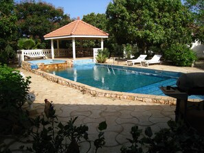 Outdoor pool - In Somone (8 km from Saly). In a 3000 m² park with beautiful trees (Somone)