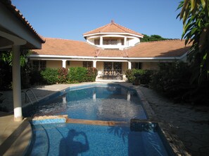 Outdoor pool - In Somone (8 km from Saly). In a 3000 m² park with beautiful trees (Somone)