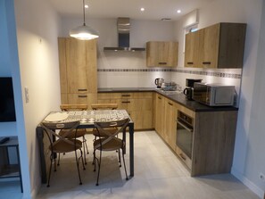 Een koelkast, een microgolfoven, een oven, een kookplaat