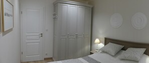 2 bedrooms, desk, iron/ironing board, free WiFi