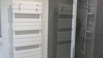 Douche, sĂšche-cheveux, serviettes fournies, savon
