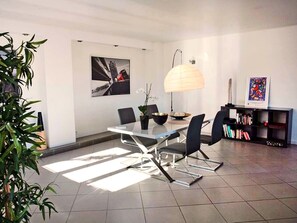 Dining - Unique!! unusual! Charming apartment with large garden 10 m from the Royal Canal (Sète)