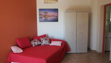 Tabla de planchar con plancha, wifi gratis y ropa de cama