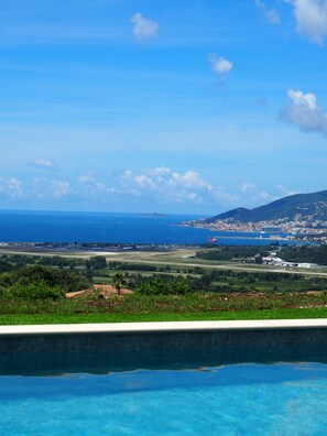 Pool - Superb studio, view of the sea, garden, ground floor of villa in the countryside (Bastelicaccia)