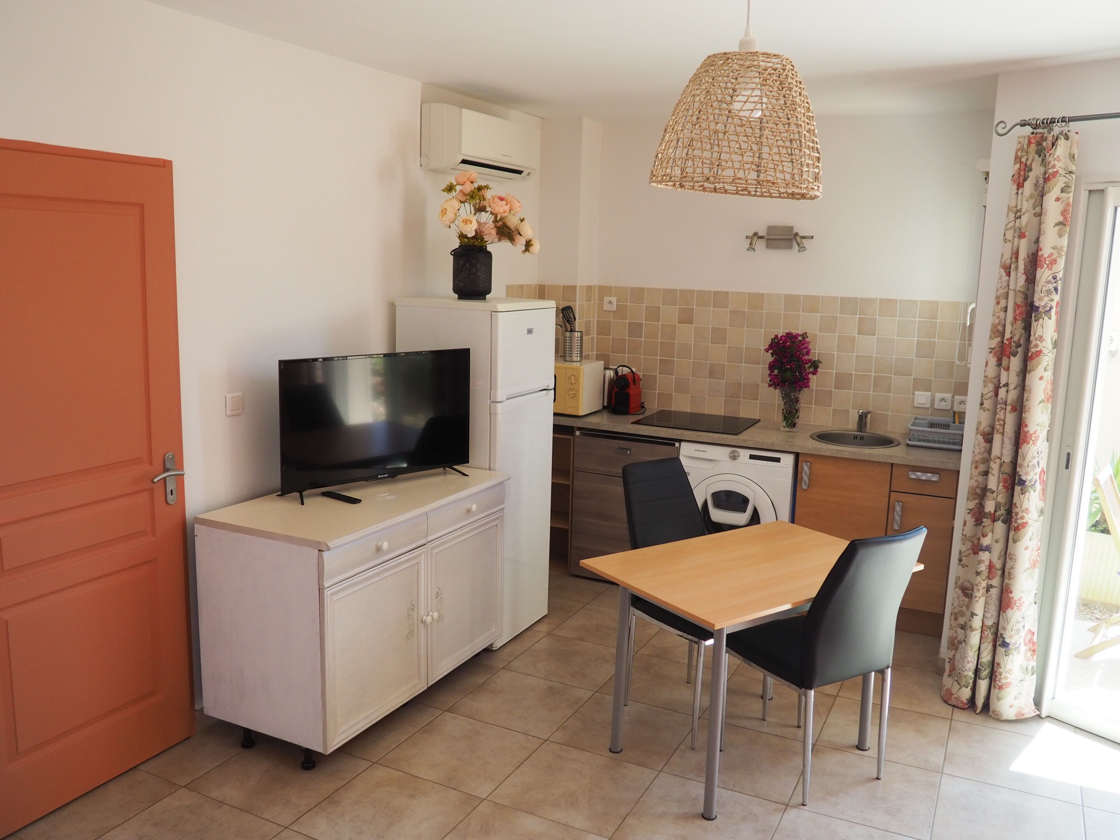 Réfrigérateur, micro-ondes, plaque de cuisson, cafetière/bouilloire