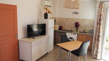 Réfrigérateur, micro-ondes, plaque de cuisson, cafetiÚre/bouilloire