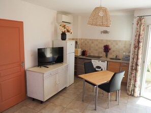 Fridge, microwave, stovetop, coffee/tea maker - Superb studio, view of the sea, garden, ground floor of villa in the countryside (Bastelicaccia)