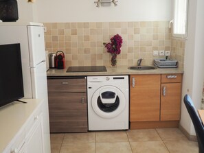 Fridge, microwave, stovetop, coffee/tea maker - Superb studio, view of the sea, garden, ground floor of villa in the countryside (Bastelicaccia)