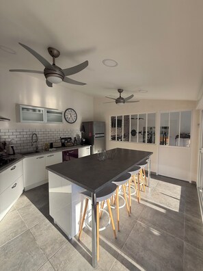 Réfrigérateur, micro-ondes, four, plaque de cuisson