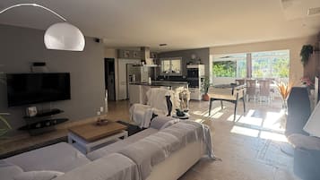 TV connectée, lecteur de DVD, baby-foot