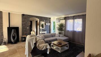 TV connectée, lecteur de DVD, baby-foot