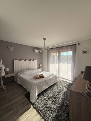 3 chambres, fer et planche à repasser, Wi-Fi, draps fournis