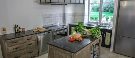 Réfrigérateur, four à micro-ondes, un four, surface de cuisson