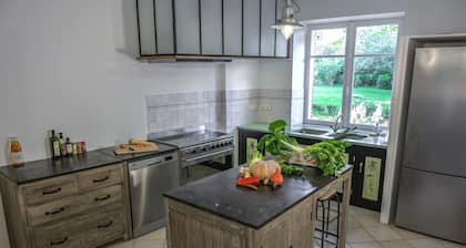 Large family house, 22 pers, 11 bedrooms, swimming pool, park, organic farm