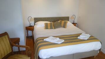 12 habitaciones, escritorio y tabla de planchar con plancha