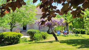 A stone building with a tiled roof, surrounded by lush greenery and a well-maintained lawn. - 🌿Havre de Paix pour 2-3 Familles - Between Penne-d'Agenais and Tournon-d'Agenais (Trémons)