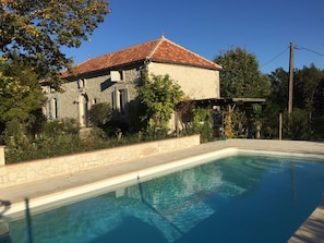 A stone building with a tiled roof and a swimming pool. - 🌿Havre de Paix pour 2-3 Familles - Between Penne-d'Agenais and Tournon-d'Agenais (Trémons)