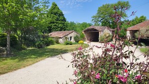 A rural property with stone buildings, a gravel driveway, and lush greenery. - 🌿Havre de Paix pour 2-3 Familles - Between Penne-d'Agenais and Tournon-d'Agenais (Trémons)