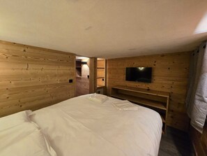 3 chambres, coffres-forts dans les chambres, lit parapluie