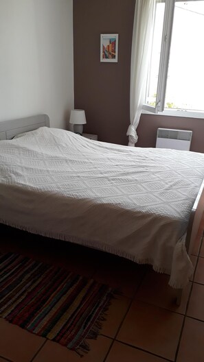 3 slaapkamers, een strijkplank/strijkijzer, gratis wifi, beddengoed
