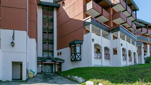 A hotel with multiple balconies, a central entrance, and a landscaped area. - Cozy 2-room apartment, 5 pers, balcony, La Plagne (La Plagne-Tarentaise)
