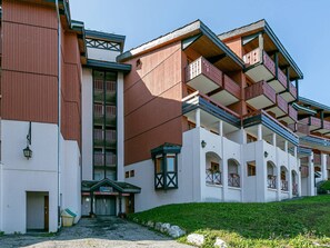 A hotel with multiple balconies, a central entrance, and a landscaped area. - Cozy 2-room apartment, 5 pers, balcony, La Plagne (La Plagne-Tarentaise)