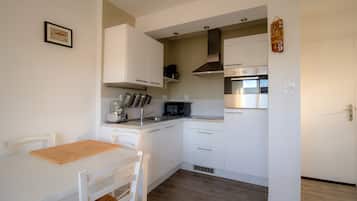 Frigorífico, microondas, horno y placa de cocina