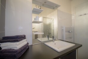 Shower, hair dryer - APARTMENT T2 150 m FROM THE SEA BEACH 800m EVERYTHING ON FOOT ( WI-FI) BICYCLES (Concarneau)